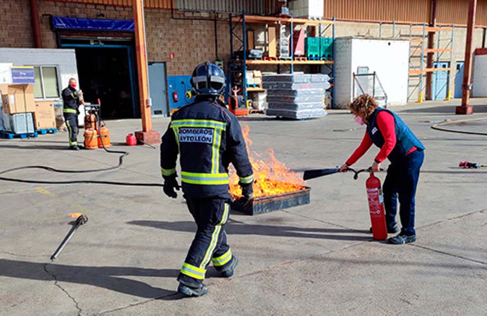 Bomberos de León imparten un taller formación para primeros intervinientes ante un incendio en Carrefour León