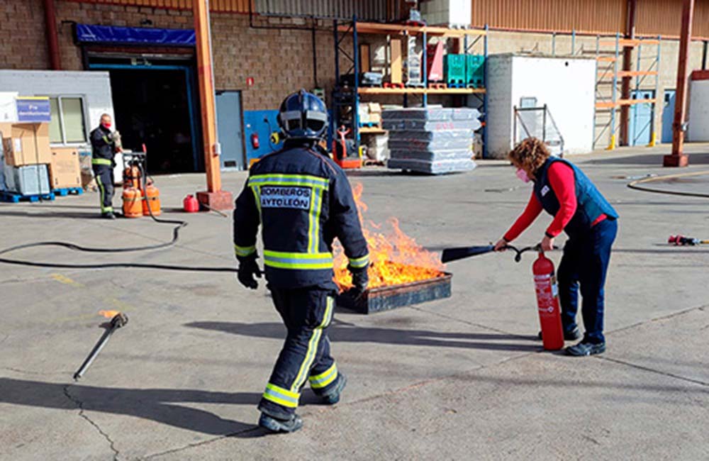 Los Bomberos de León imparten un taller de formación para primeros  intervinientes ante un incendio en Carrefour León